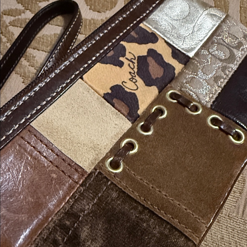 Coach Vintage Signature Patchwork wristlet preowned - Picture 16 of 16